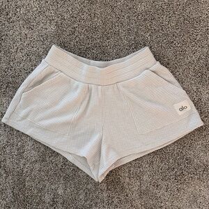alo weekend escape shorts ivory